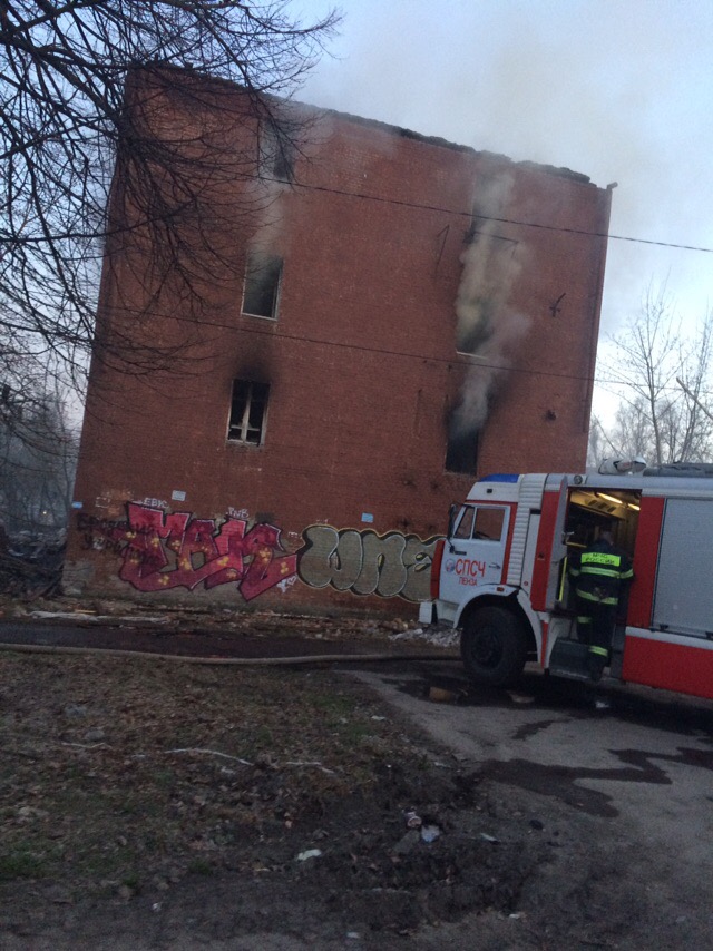 При пожаре в доме возле детского парка погиб человек