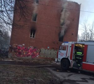В Пензе в районе детского парка вновь вспыхнул разрушающийся жилой дом