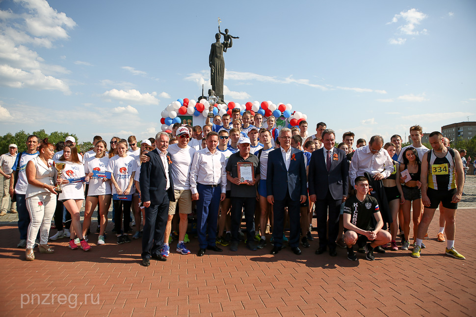 Команды «Караван» и «Ключ здоровья» победили в легкоатлетической эстафете в День Победы