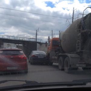 Объезжал ямы и угодил под КамАЗ: очередная авария на Бригадирском мосту