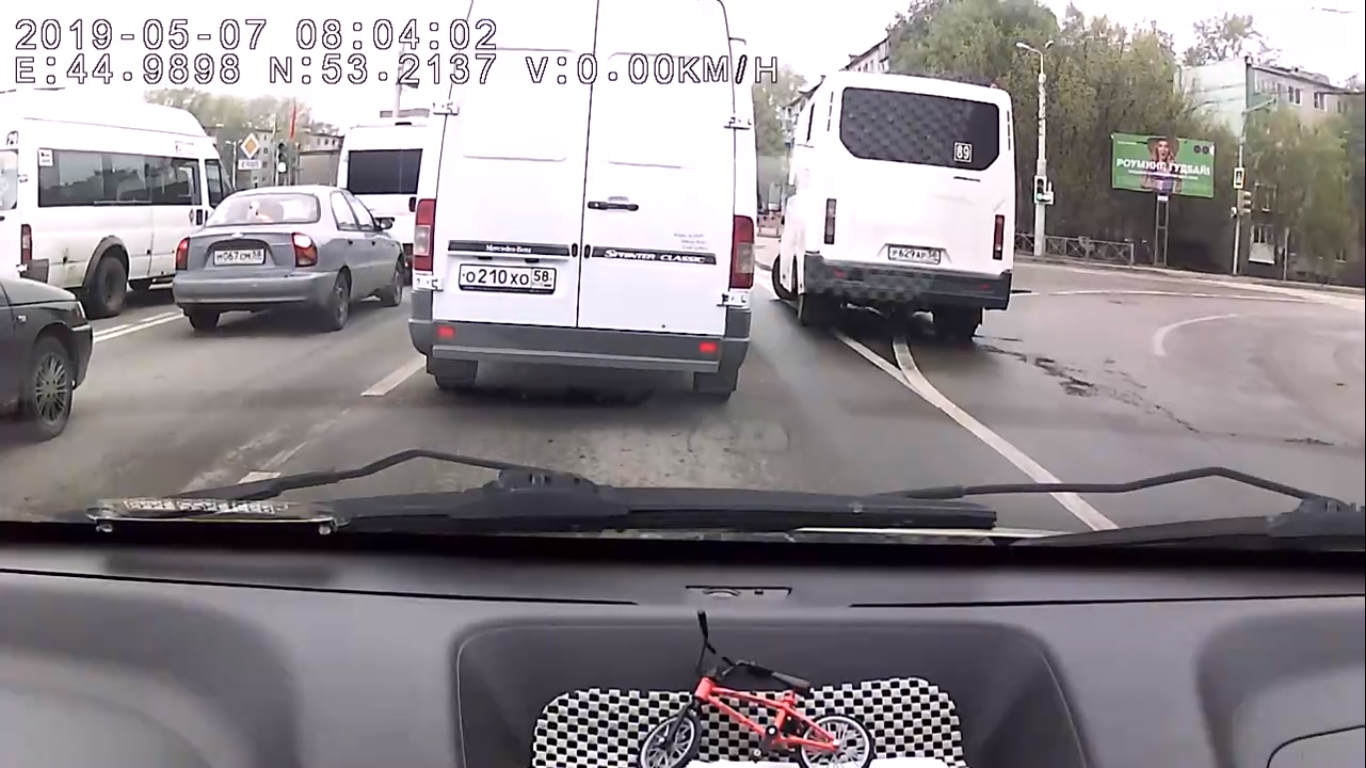 Пензенские маршрутчики устроили дерби на проспекте Победы