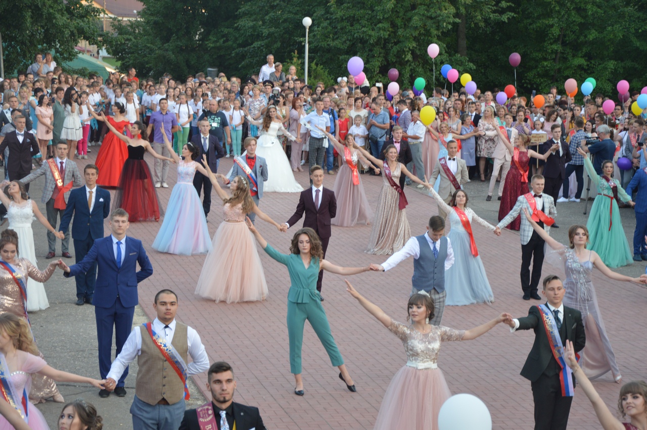 Выпускной бал в Кузнецке впервые прошел на Холме Воинской Славы