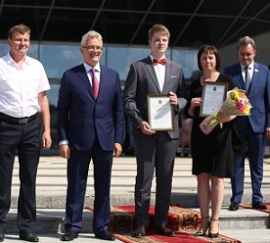 Для 44 медалистов из Кузнецка спел победитель шоу "голос" Олег Терновой