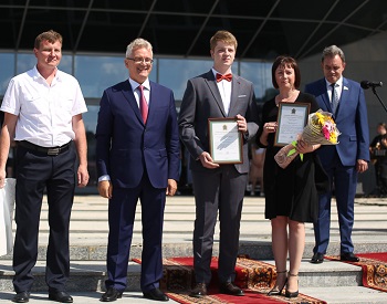 Для 44 медалистов из Кузнецка спел победитель шоу "голос" Олег Терновой