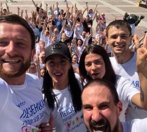 Николай Кузяков и Алексей Молчанов организовали городскую Зарядку на площади Ленина в Пензе. Видео