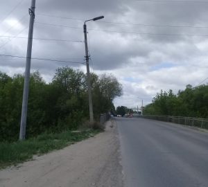 Падающий столб как символ городского благоустройства