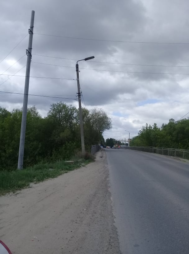 Падающий столб как символ городского благоустройства