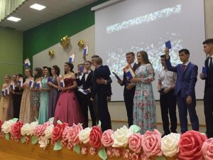 Ольга Чистякова вручила Благодарность регионального Заксобра в школе имени Лермонтова в Засечном