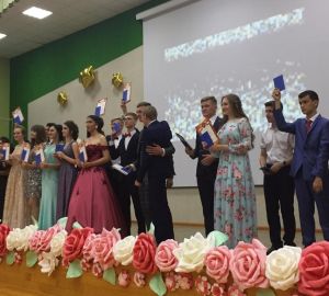 Ольга Чистякова вручила Благодарность регионального Заксобра в школе имени Лермонтова в Засечном