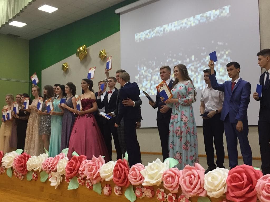 Ольга Чистякова вручила Благодарность регионального Заксобра в школе имени Лермонтова в Засечном