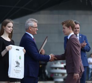 Лучших выпускников Пензы наградили на Юбилейной площади