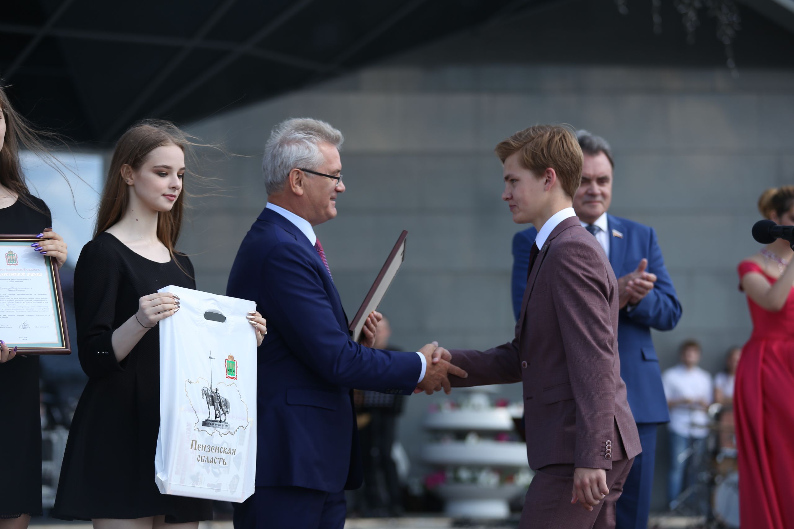 Лучших выпускников Пензы наградили на Юбилейной площади