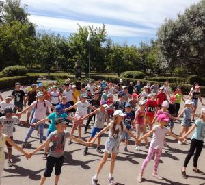 Николай Кузяков и Ольга Чистякова приняли участие в спортивном празднике микрорайона