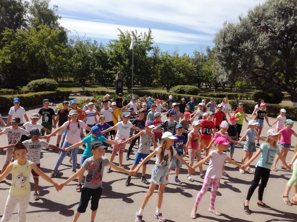 Николай Кузяков и Ольга Чистякова приняли участие в спортивном празднике микрорайона