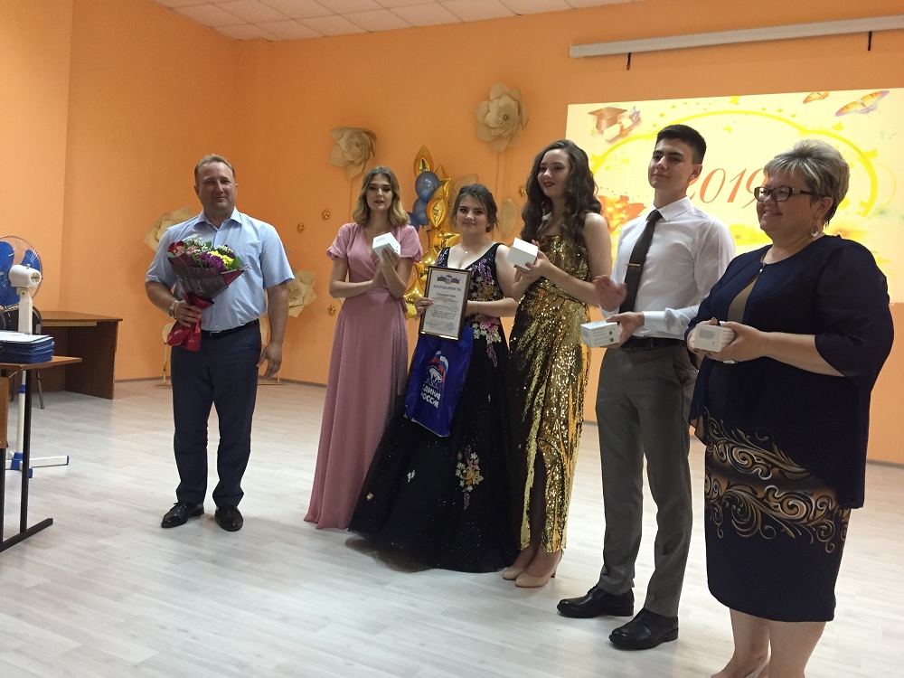 Сергей Палювин подарил пензенским  выпускникам «умные часы»