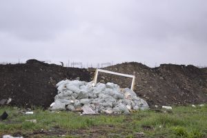 До стихийной свалки в Терновке никому нет дела