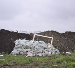 До стихийной свалки в Терновке никому нет дела