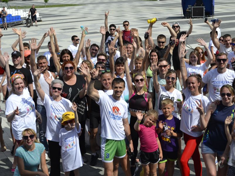 «Городская зарядка» на Юбилейной площади собрала более 300 участников