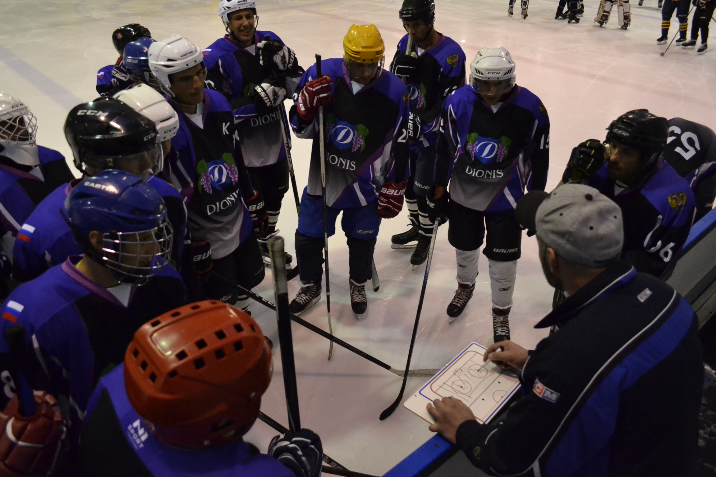Хоккейная команда ГК «Дионис» открыла серию дружеских матчей