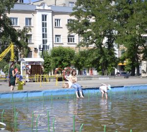 Пензенцы спасаются от жары в фонтане на Московской