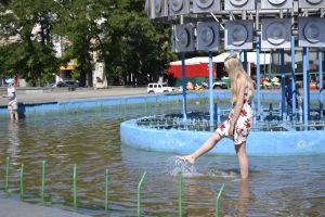 Жара в Пензе. Купание в фонтане и попытки спасти газон на площади Ленина. Фотозарисовка.