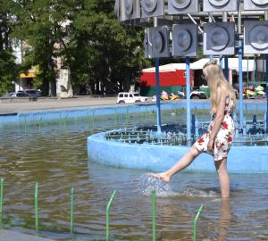 Жара в Пензе. Купание в фонтане и попытки спасти газон на площади Ленина. Фотозарисовка.