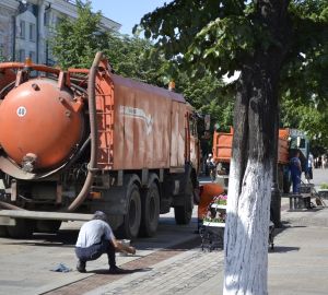 В Пензе ко Дню города «проветрили» ливневую канализацию на Московской