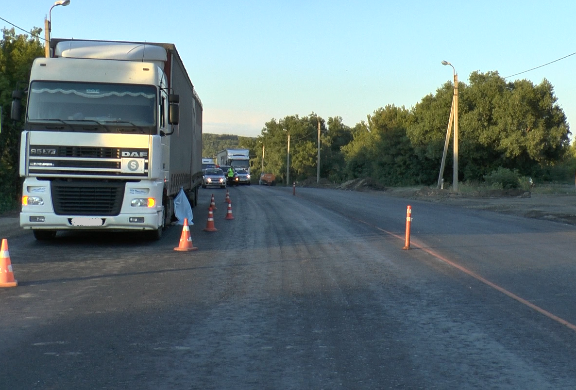 "Женщина сложилась пополам ". В ГИБДД подтвердили факт аварии с фурой, сбившей бабушку на М5