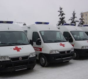 Врачи скорой помощи заплатят пациентке 100 тысяч рублей за то, что уронили ее с носилок