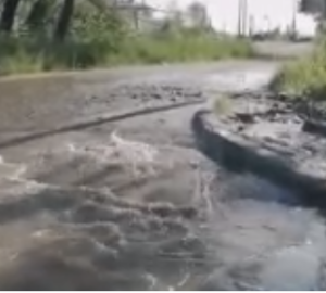 Пенза — долина "гейзеров"? В Арбеково асфальт размывают водопроводные воды