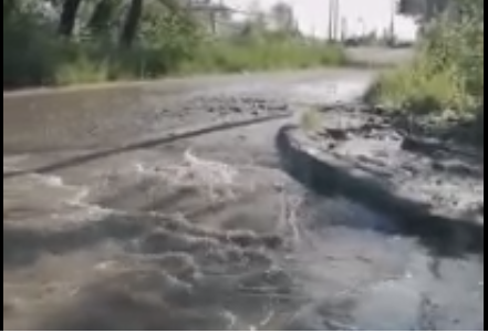 Пенза — долина "гейзеров"? В Арбеково асфальт размывают водопроводные воды