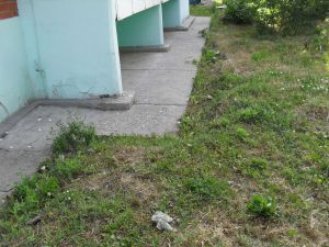 Упала с третьего этажа и осталась жива: вину родителей в трагедии с маленькой девочкой в Каменке установит следствие