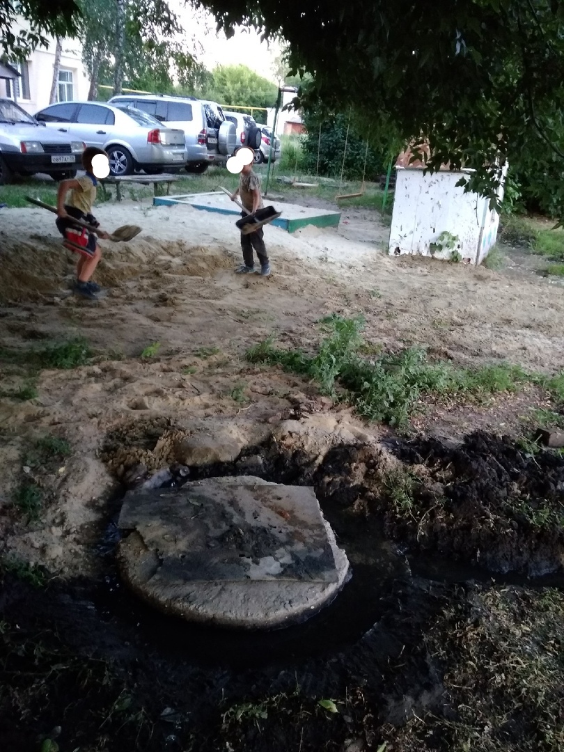 В Пензе на детской площадке текут фекальные реки