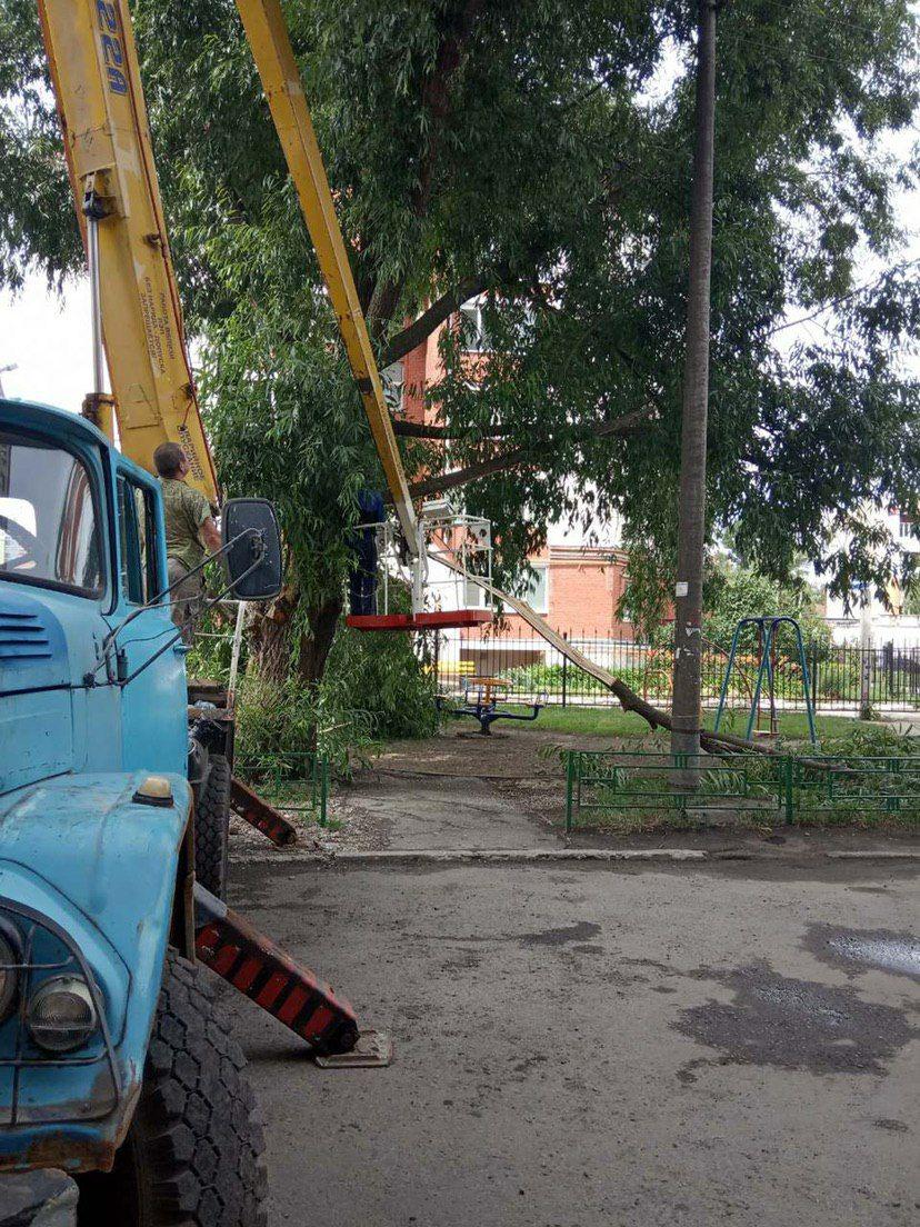 В Ленинском районе Пензы опилили деревья и обновили детские песочницы