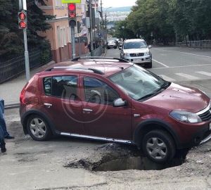 «Черные дыры» Пензы: в провал на Володарского угодила легковушка и грузовик