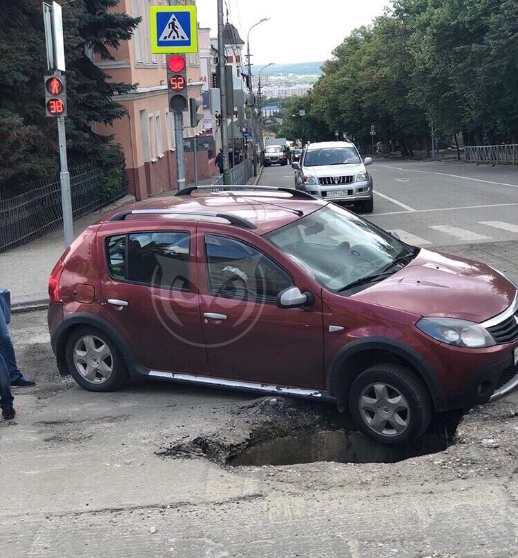 «Черные дыры» Пензы: в провал на Володарского угодила легковушка и грузовик