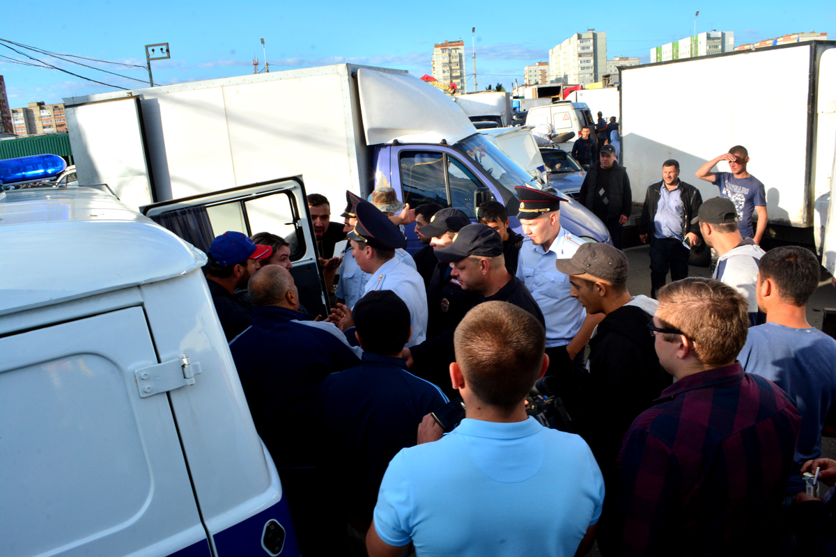 На пензенском рынке полицейские задержали 20 иностранцев-нелегалов