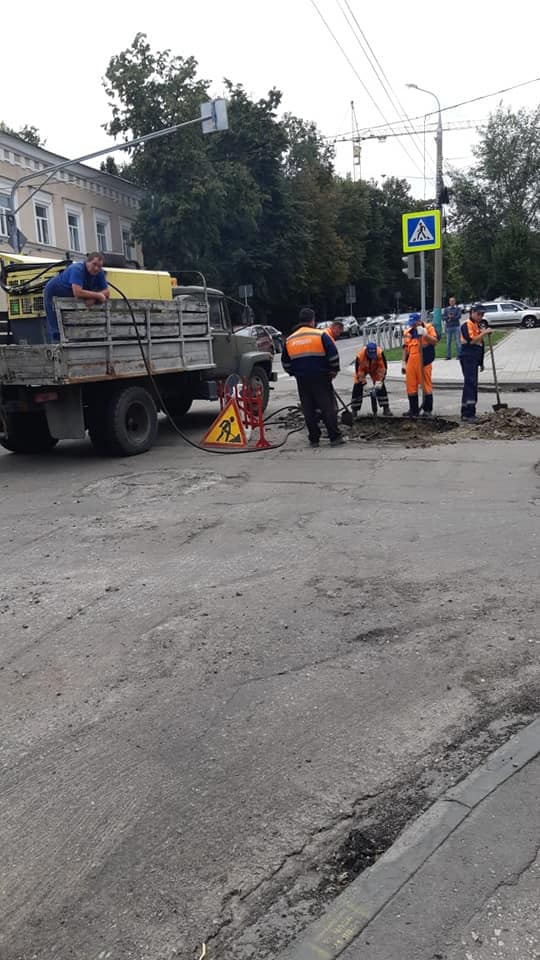Дыру в асфальте на Володарского начали заделывать