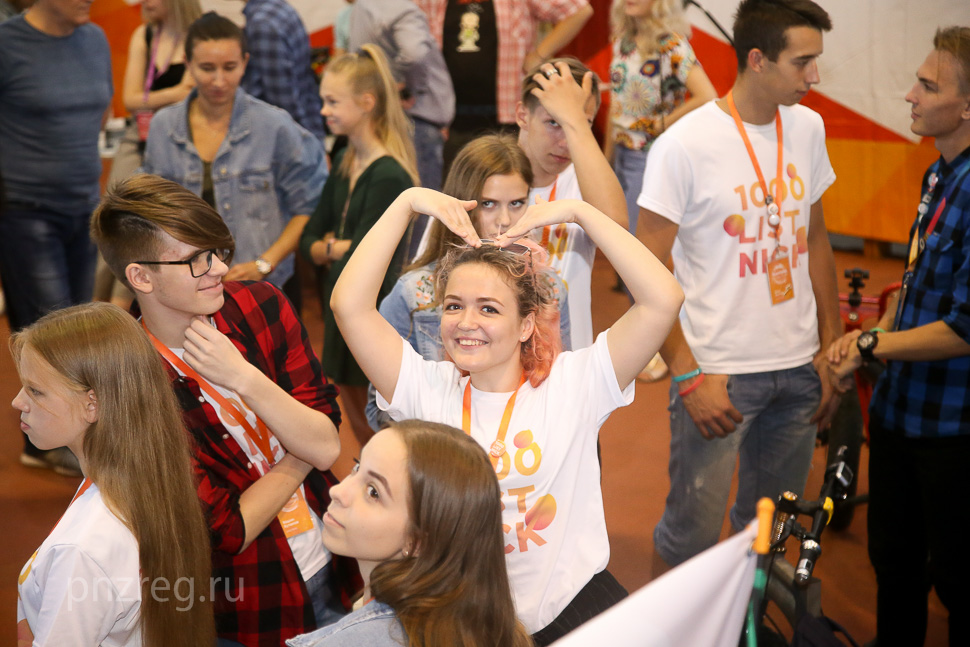 В Пензе воспитанники «TeenГрада» презентовали губернатору установку по переработке пластиковых бутылок