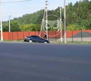 "Приора" и столб: дорогу под Кузнецком не поделили большегруз и легковушка