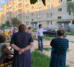 Пензенцы пожаловались Ивану Краснову на большой автомобильный трафик во дворах жилых домов