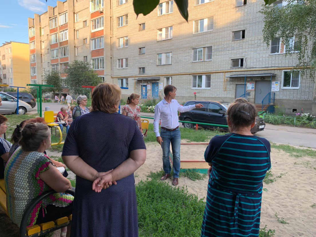 Пензенцы пожаловались Ивану Краснову на большой автомобильный трафик во дворах жилых домов