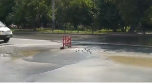 Снова бомбануло: на Беляева в Пензе асфальт пробил поток водопроводной воды
