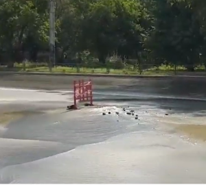 Снова бомбануло: на Беляева в Пензе асфальт пробил поток водопроводной воды
