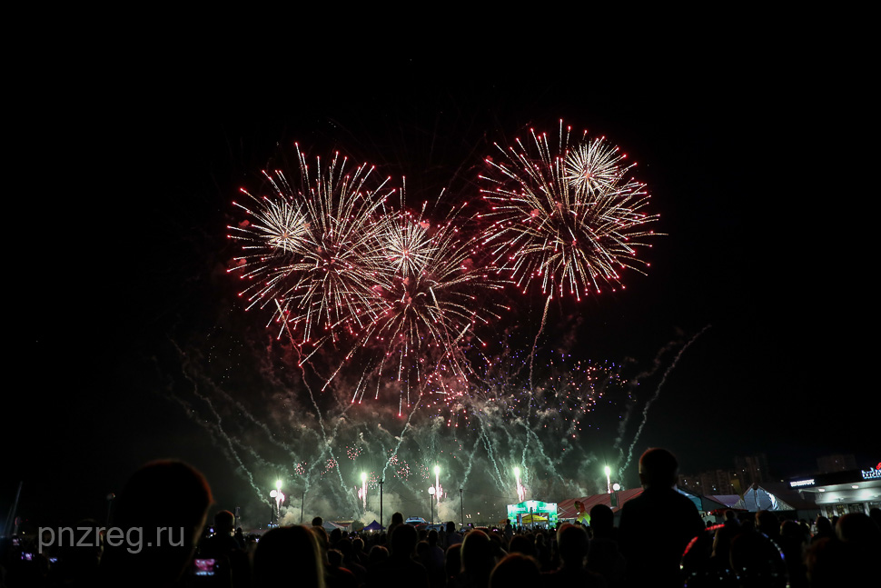 Небо над Спутником озарилось огнями лучших пиротехнических команд страны