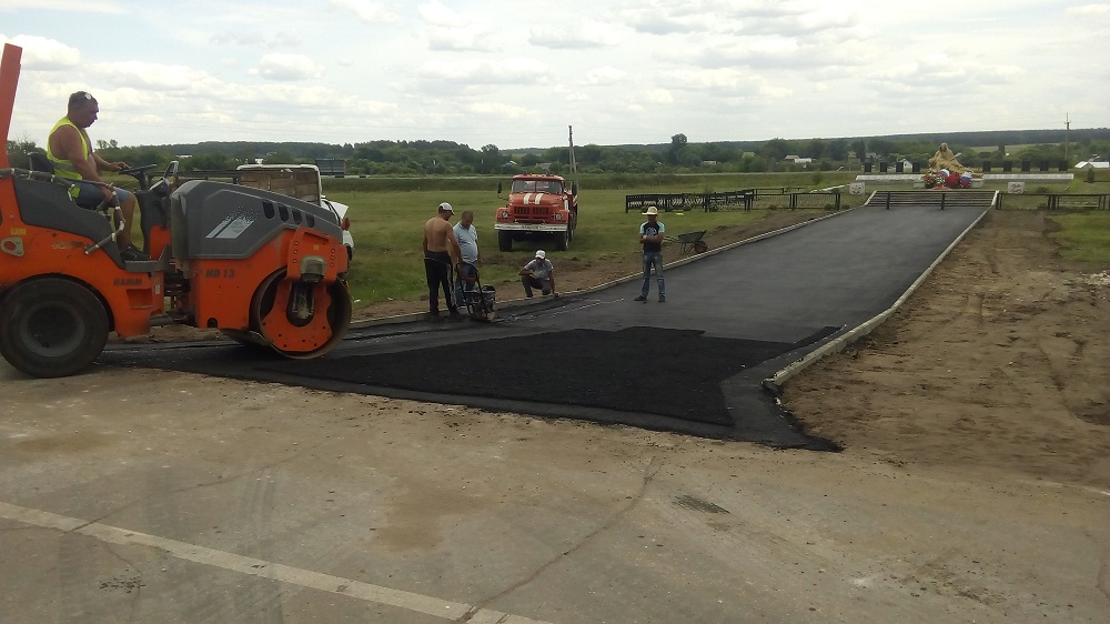 Обещание выполнил: Валерий Лидин помог с асфальтированием дороги к памятнику героям ВОВ в Сердобском районе