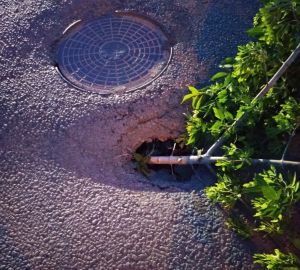 Проклятье улицы Тухачевского: вчера открытый люк, сегодня провал в асфальте