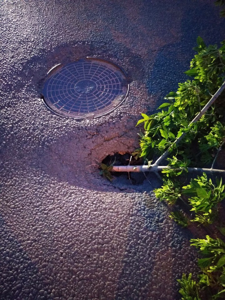 Проклятье улицы Тухачевского: вчера открытый люк, сегодня провал в асфальте