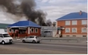 Пожар близ мебельной фабрики в Кузнецке тушат 6 пожарных расчетов