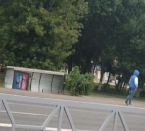 Ветром сдуло? В центре Пензы рухнул остановочный павильон